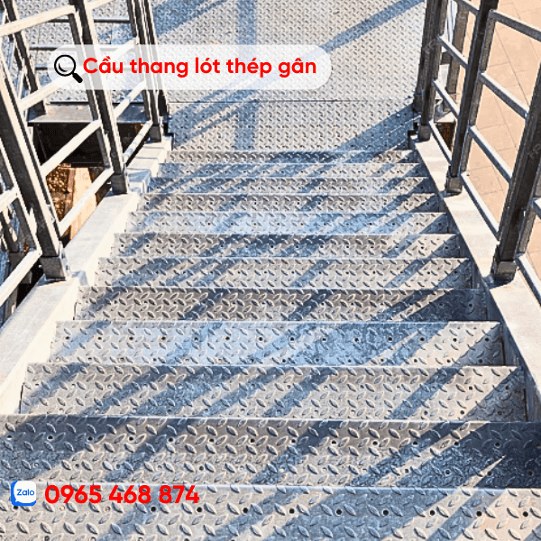cầu thang làm bằng thép nhám chống trơn trượt
