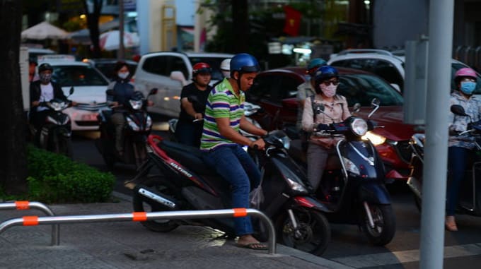 Đặt rào chắn chữ U tại các lối vào khu vực cấm xe trong khu đô thị, đảm bảo an toàn và trật tự.