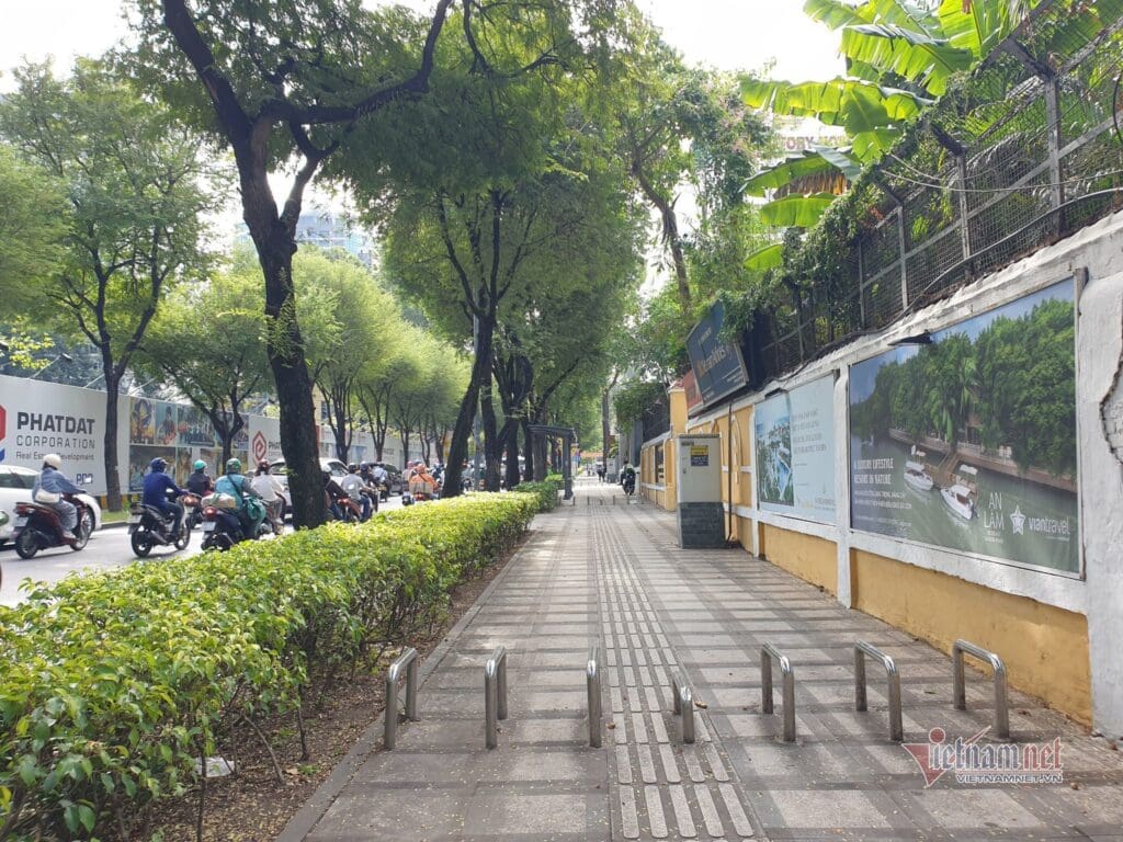 Sử dụng rào chắn chữ U để phân chia các khu vực trên đường tại TP.HCM, tạo sự ngăn nắp và dễ quản lý.