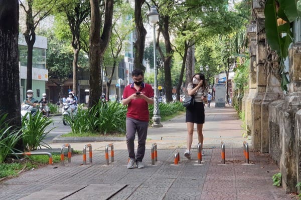 Rào chắn lắp trên vỉa hè để ngăn xe máy leo lề đường tại TP.HCM