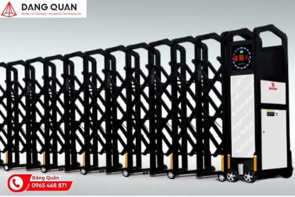 Cửa cổng xếp nhôm DQ25 màu đen, khung chữ U bo tròn ôm cặp nan, lưới chéo dày, đầu kéo có màn hình LED