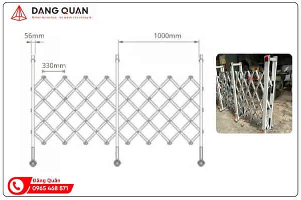 Bản vẽ mẫu cổng xếp nhôm kéo tay DQ26 với trụ đứng thưa, lưới mắt cáo nhiều tầng, góc có ảnh cổng thật màu trắng bạc
