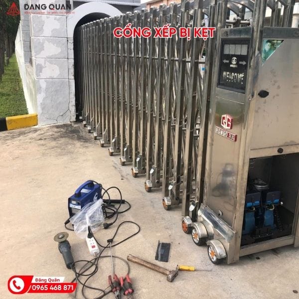 Cổng xếp bị kẹt