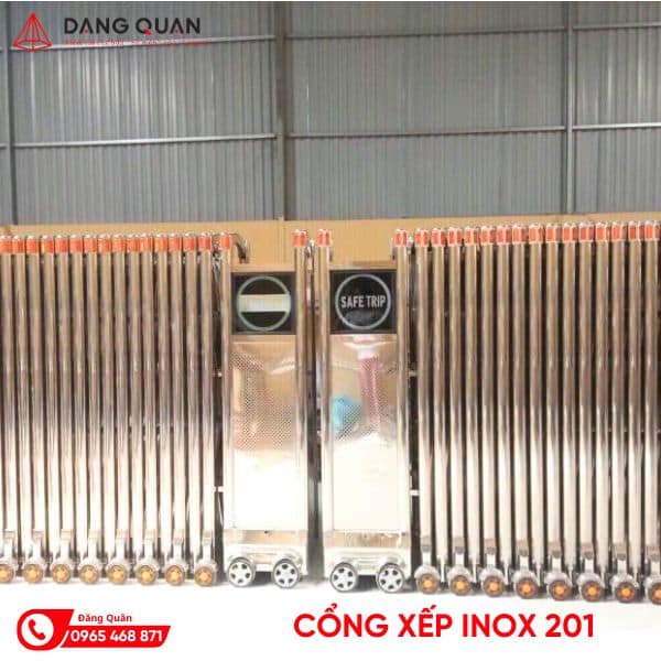 Các bộ thân cổng xếp inox 201 nan đứng, chân có bánh xe màu cam, đặt cạnh hai đầu kéo có hộp đèn trong nhà kho