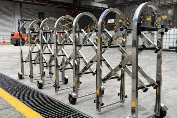 Cổng xếp inox kéo tay có giá rẻ hơn cổng xếp tự động