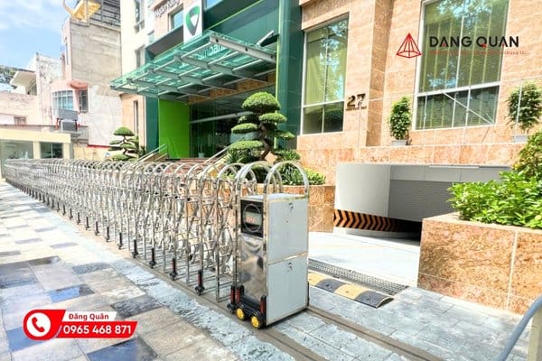 Cổng xếp inox tại ngân hàng Vietcombank