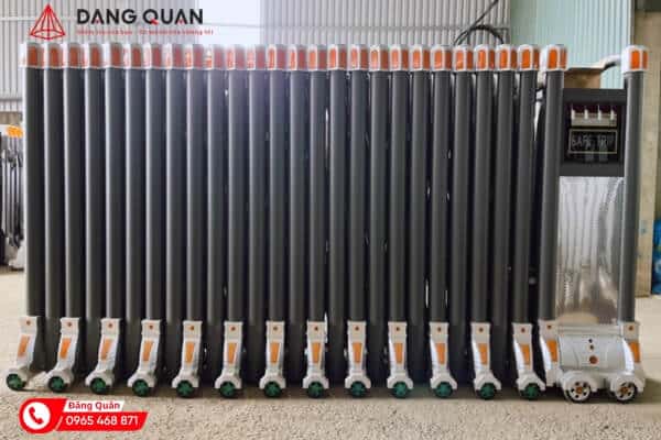 Cổng xếp tự động DQ18 thân nhôm màu ghi xám, nan đứng dày, đầu nan có nắp cam, đầu kéo có màn hình LED