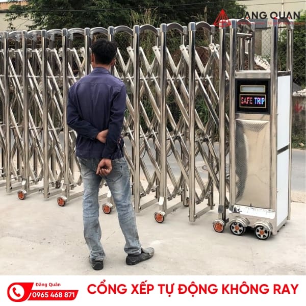 Cổng xếp tự động không ray đã lắp, mặt nền phẳng không có ray