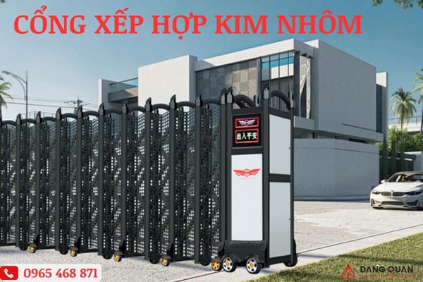 Cổng xếp hợp kim nhôm màu đen có đầu kéo tự động, đặt trước một tòa nhà, ảnh minh họa kèm số hotline