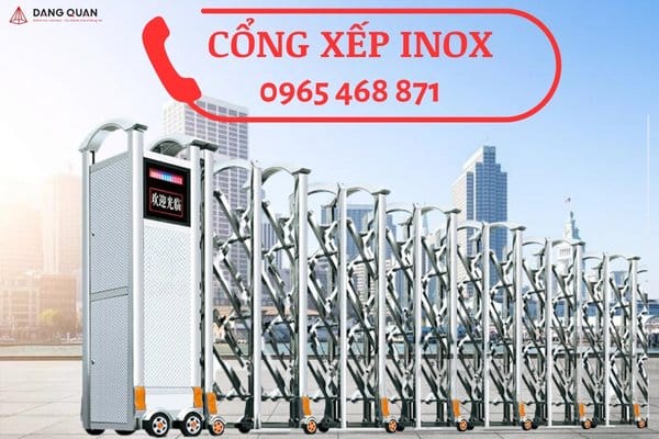 Cổng xếp inox tự động có đầu kéo và thân nan inox xếp chéo, ảnh minh họa kèm số hotline
