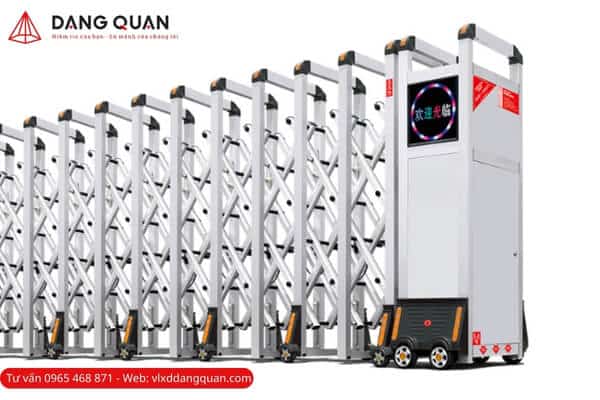 Cổng xếp tự động DQ16 thân nhôm trắng bạc, đầu kéo hộp vuông kín có màn hình LED, nắp nan màu cam đen