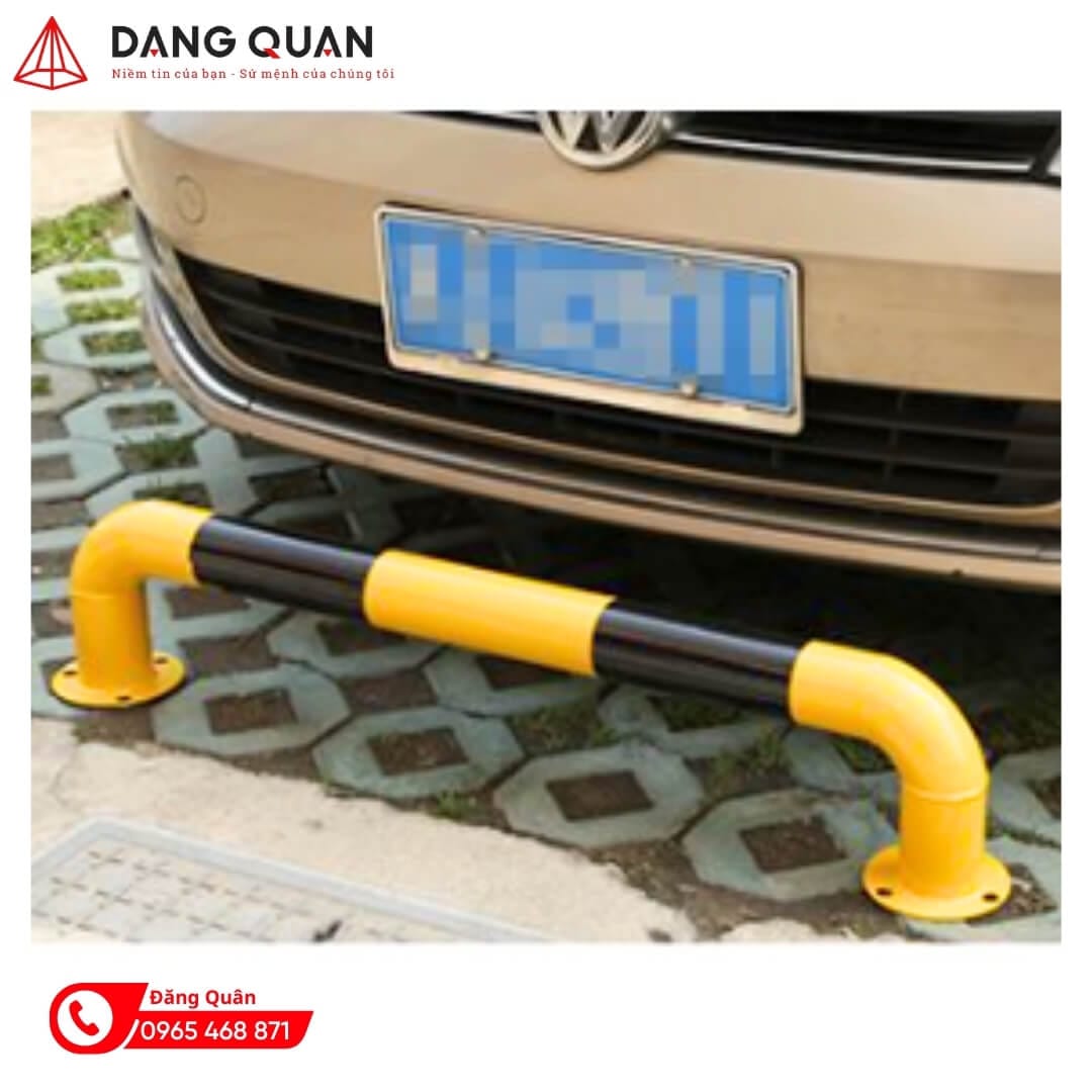 Ống thép chữ U tại bãi đậu xe