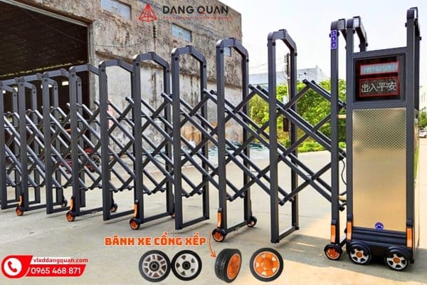 Cổng xếp hợp kim nhôm sơn đen có đầu kéo inox, phía trước bày các mẫu bánh xe cổng xếp