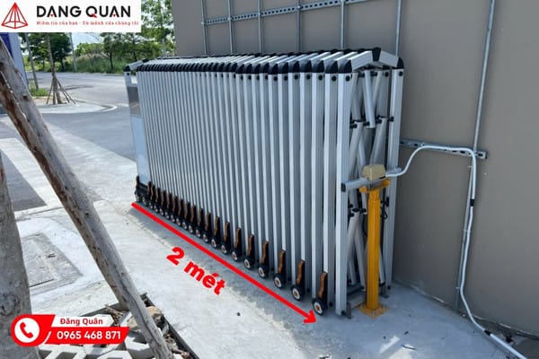 Chiều dài cổng xếp thu gọn lại còn 2 mét