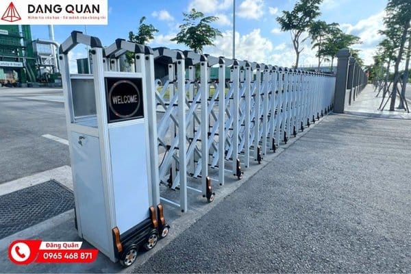 Cổng xếp hợp kim nhôm màu bạc, đầu kéo có màn hình LED, đóng ngang lối vào rộng