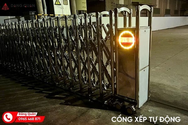 Hộp đèn LED sáng trên đầu kéo cổng xếp tự động vào ban đêm