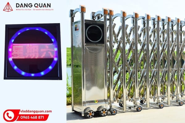 Hộp đèn LED vuông có vòng đèn viền và bảng chữ LED, bên cạnh đầu kéo cổng xếp tự động