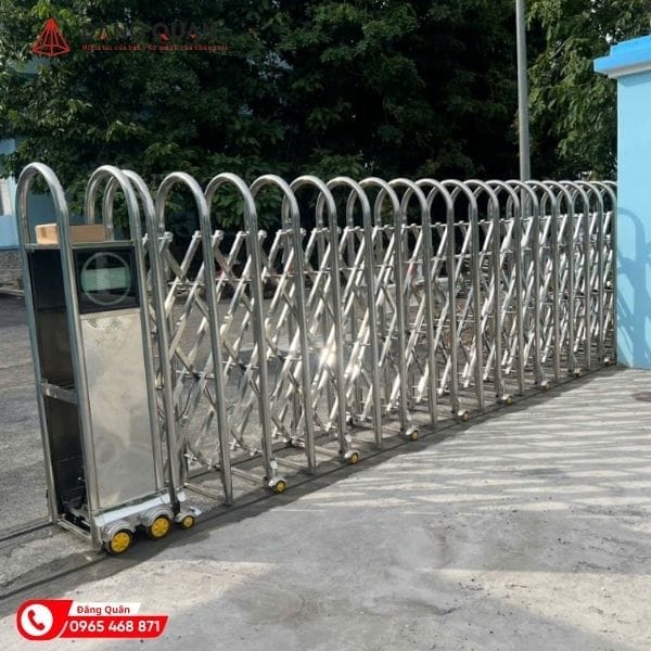 Lắp đặt cổng xếp inox tại khu dân cư