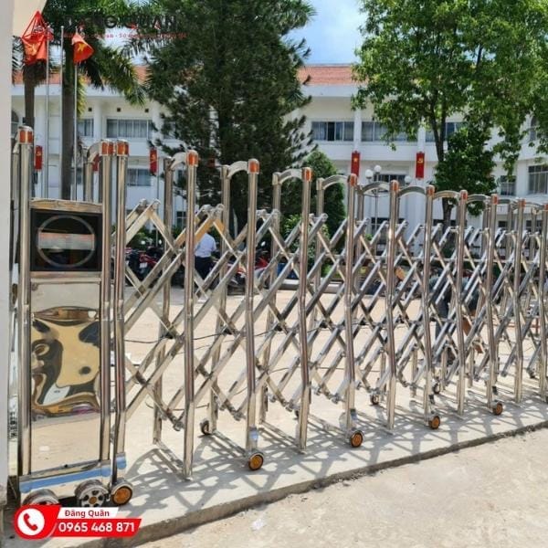 Lắp đặt cổng xếp inox tại trường học