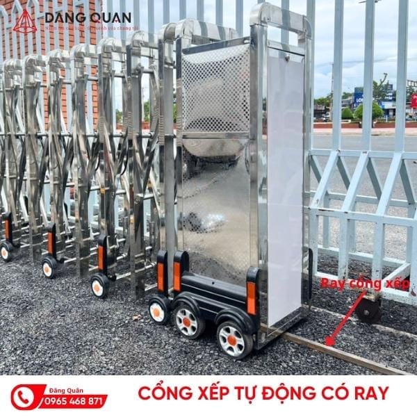 Cổng xếp tự động inox có ray dẫn hướng bắt trên mặt nền