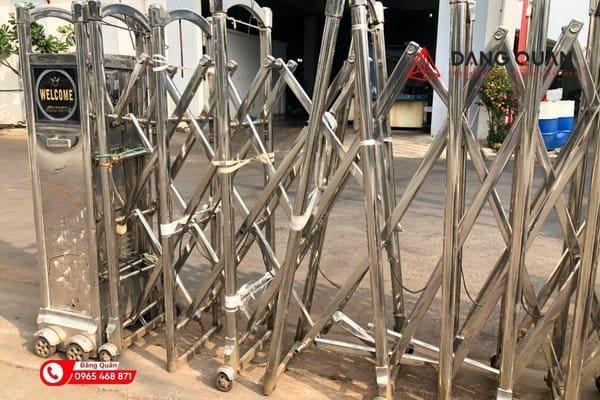 Thân cổng xếp bị lệch khỏi đường ray