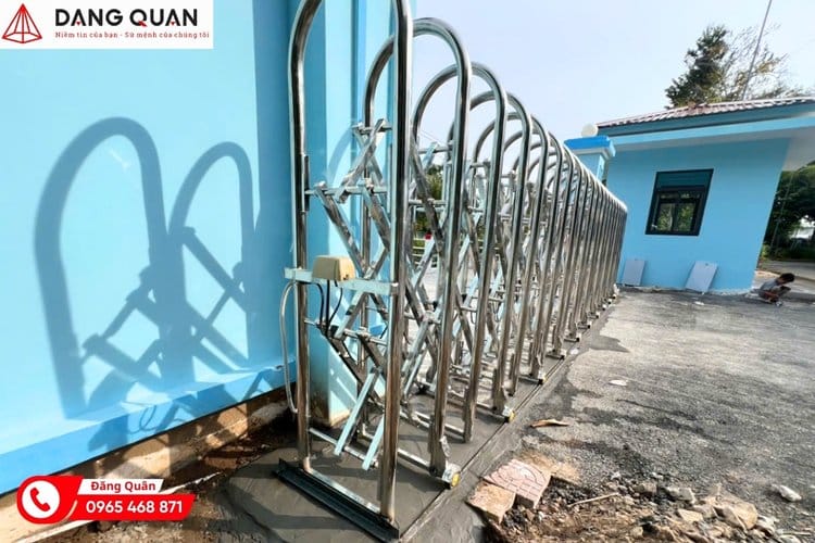 Cổng xếp kéo tay