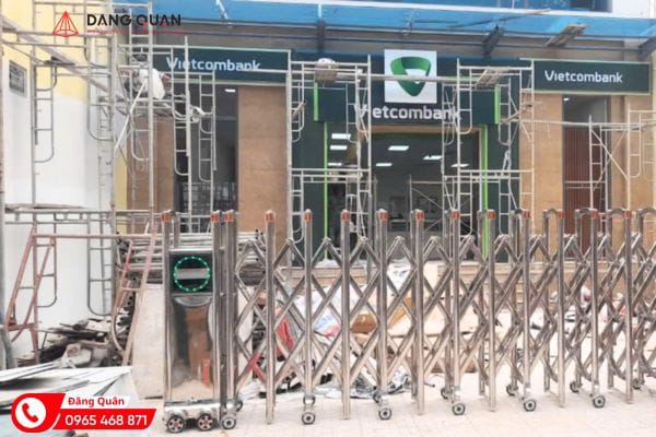 Lắp đặt cổng xếp tự động tại ngân hàng Vietcombank