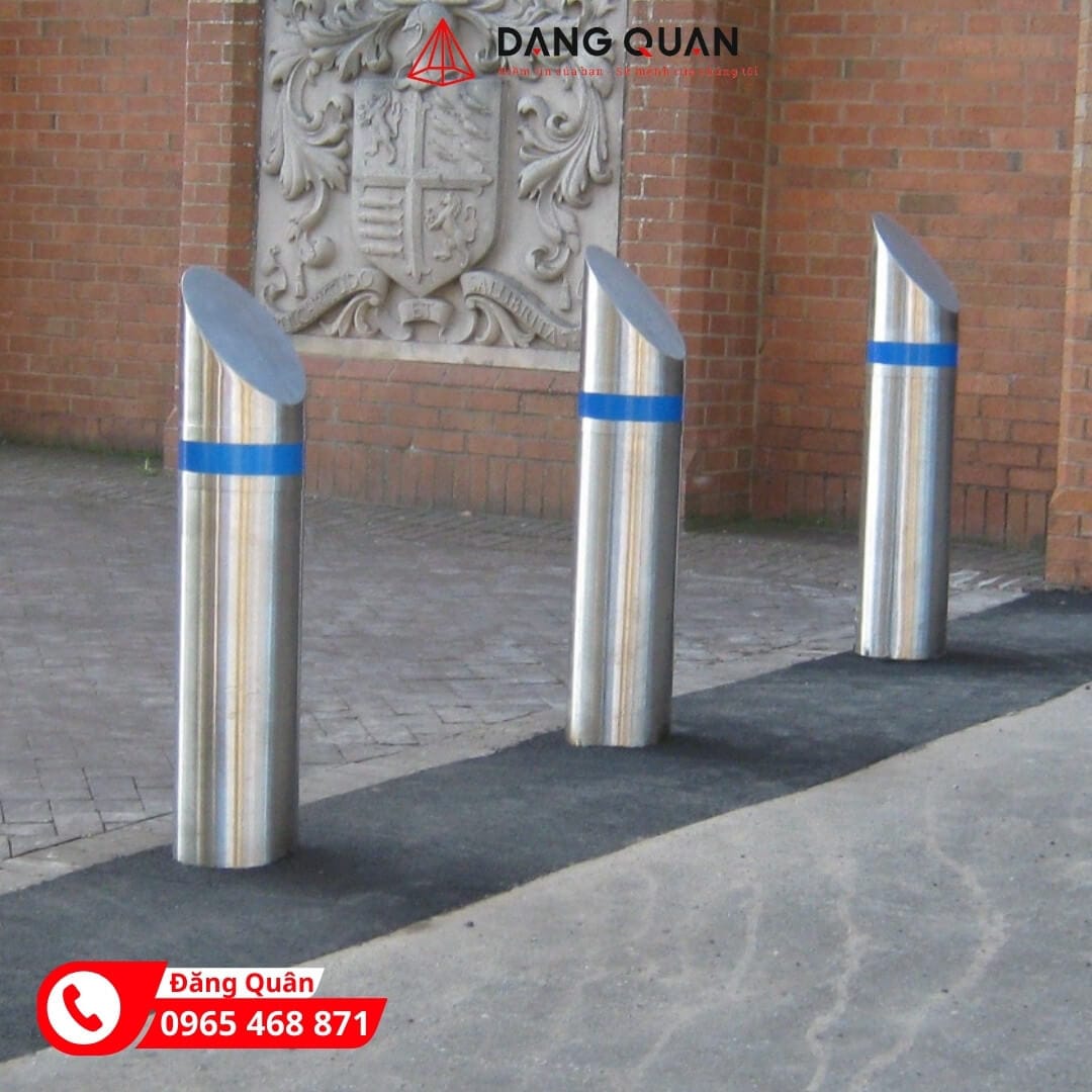 thi công lắp cột chắn inox cho quảng trường
