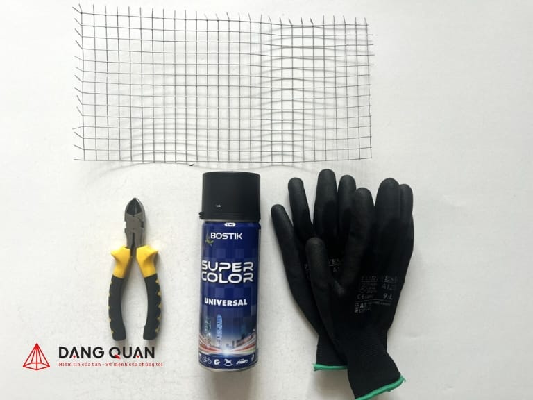 Chuẩn bị dụng cụ sơn hàng rào lưới thép hàn