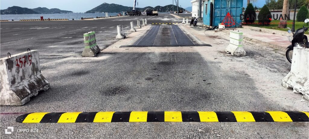 Gờ giảm tốc cho cảng Cam Ranh