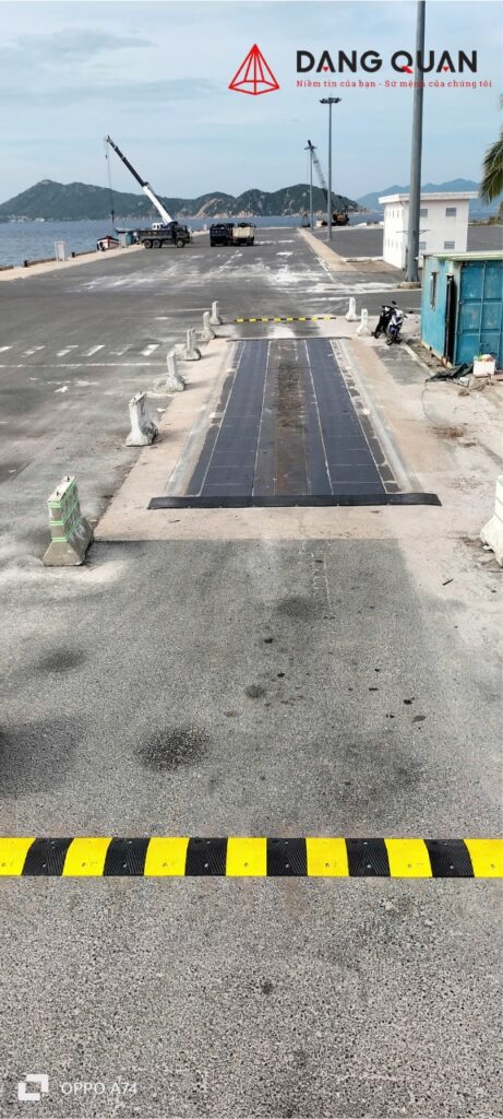 Lắp đặt gờ giảm tốc cho cảng Cam Ranh