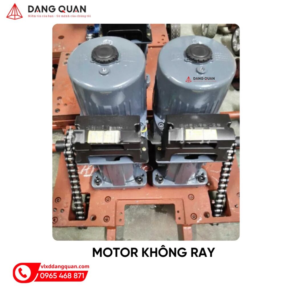Bộ 2 motor cổng xếp không ray đặt cạnh nhau trên đế thép, mỗi motor có xích riêng