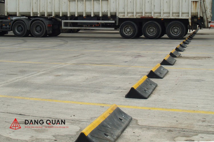 Chặn lùi cao su xe container