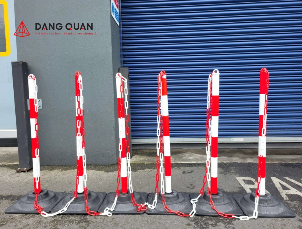 Cọc tiêu móc xích có đế dày