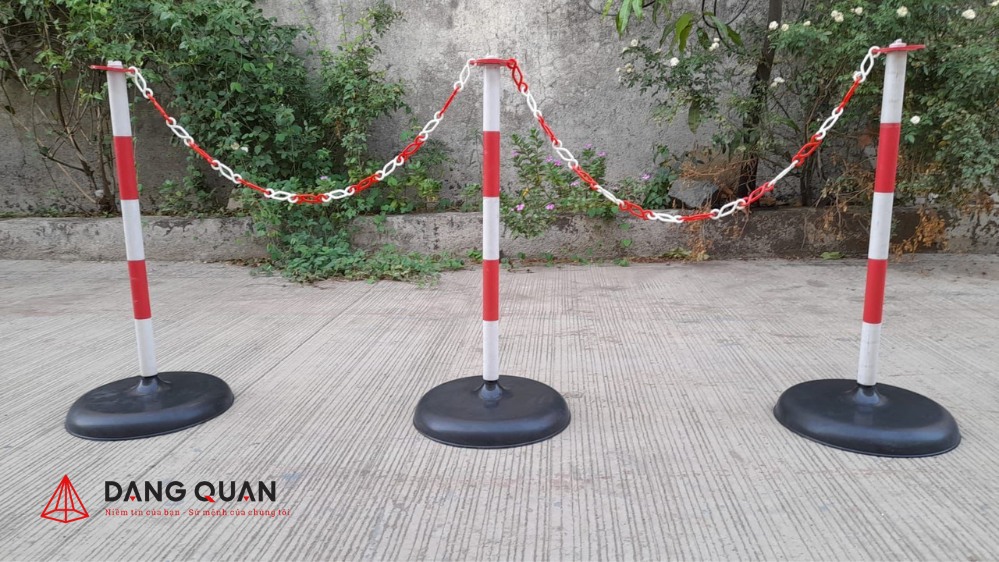 Cọc trụ màu trắng đỏ có móc xích
