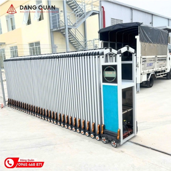 Cổng xếp nhôm ở Hậu Giang