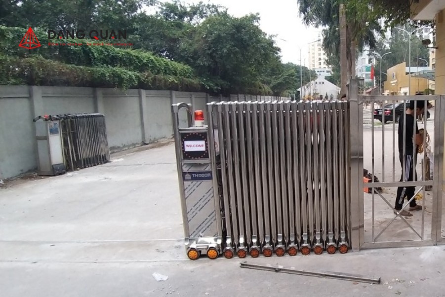 Cổng xếp tự động inox chạy lệch ray