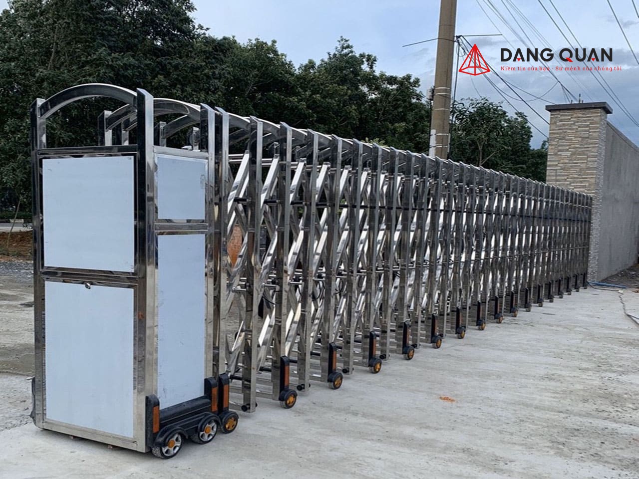 Nên chọn cổng xếp tự động dạng bánh xe hay ray dẫn hướng