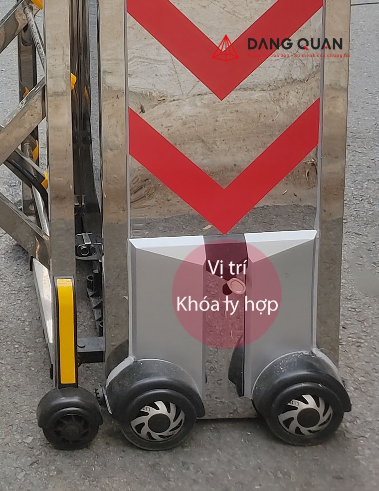 Cách sử dụng khóa ly hợp khi cổng xếp bị mất điện