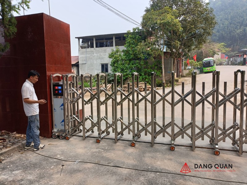 Lắp đặt cổng xếp ở Hòa Bình