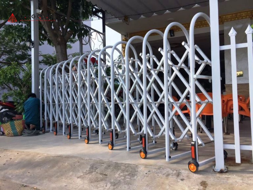 Cổng xếp sắt kéo tay