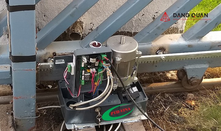 Ray cổng trượt bị rỉ sét