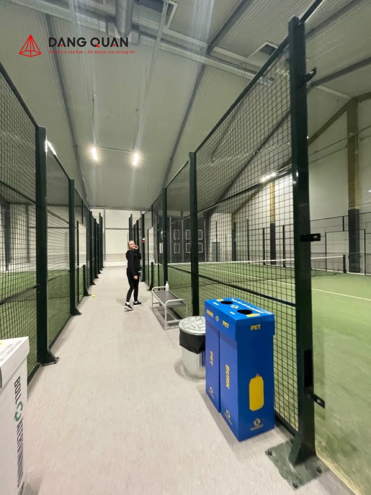 Cổng ra vào sân tennis