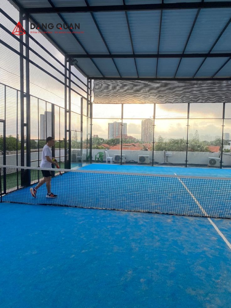 Hàng rào sân tennis bằng lưới thép