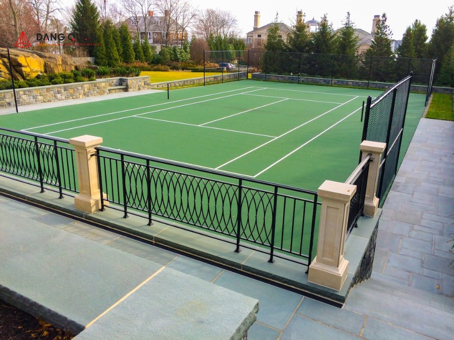 Hàng rào sắt sân tennis