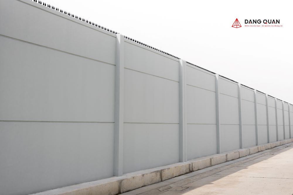Mẫu hàng rào bê tông có thép gai