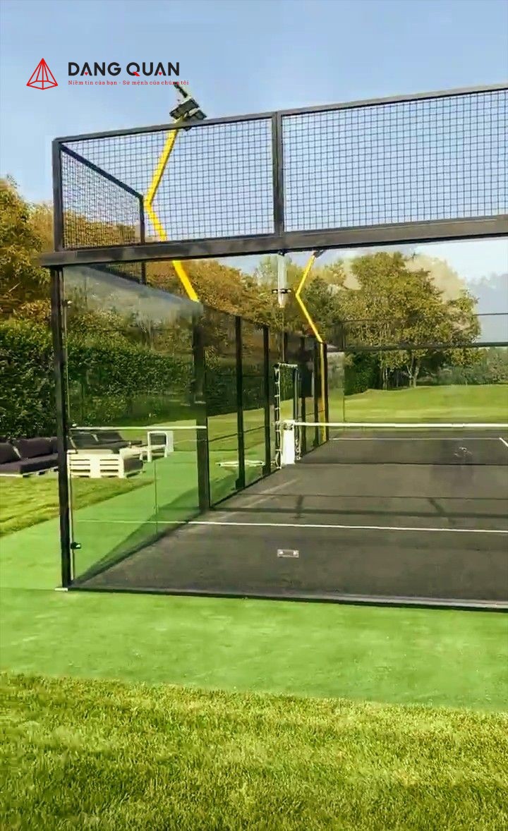 Mẫu hàng rào sân tennis bằng kính đẹp