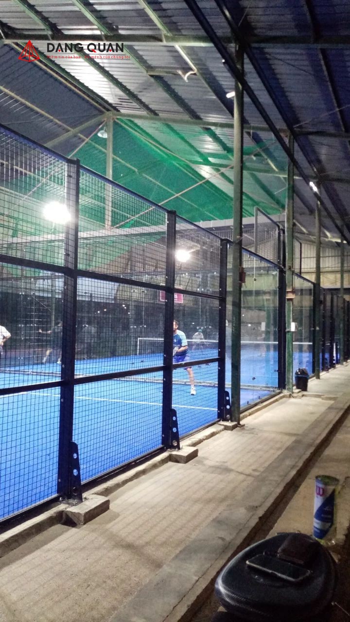 Mẫu hàng rào sân tennis bằng lưới thép
