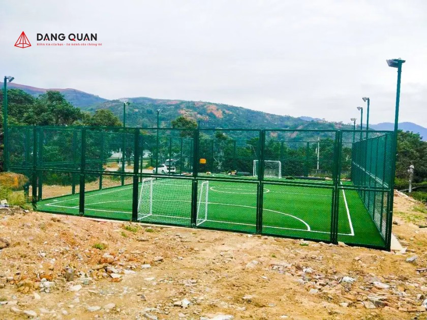 Những lưu ý khi lựa chọn và lắp đặt hàng rào sân bóng đá