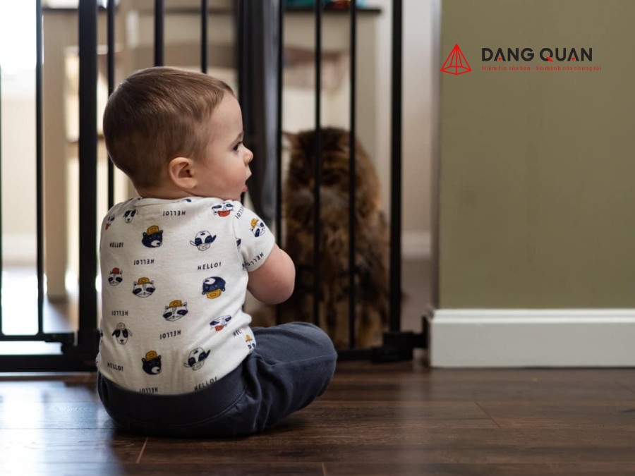Cửa chặn em bé dùng làm hàng rào cho thú cưng